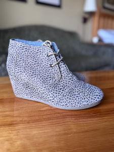 (9) TOMS Leopard Suede Desert Wedge Bootie Women's