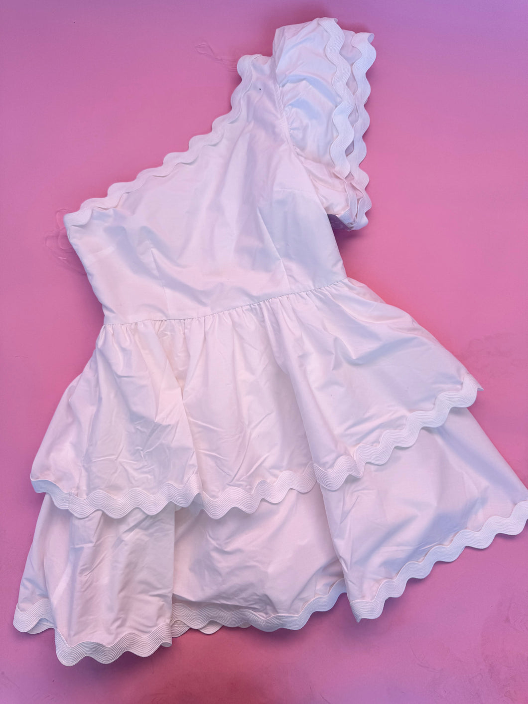 (M) Entro White One Shoulder Tiered Dress