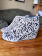Load image into Gallery viewer, (9) TOMS Leopard Suede Desert Wedge Bootie Women&#39;s