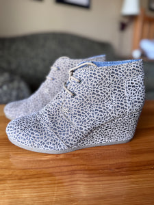(9) TOMS Leopard Suede Desert Wedge Bootie Women's