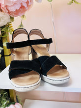 Load image into Gallery viewer, (10) Born Black Wedges Womens