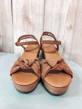 Load image into Gallery viewer, (6) Universal Brown Clogs Womens