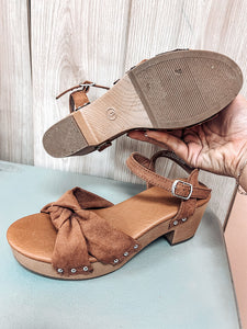 (6) Universal Brown Clogs Womens