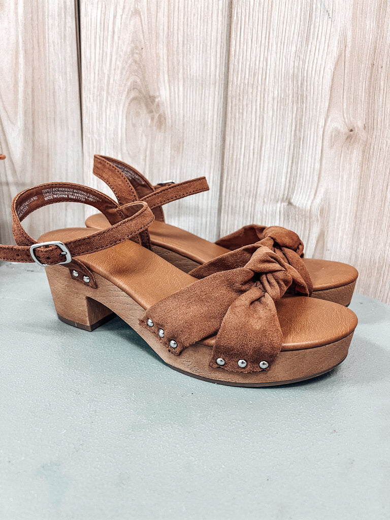 (6) Universal Brown Clogs Womens