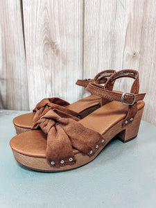 (6) Universal Brown Clogs Womens