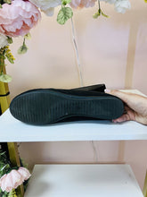 Load image into Gallery viewer, (11) Easy Spirit Black Flats Womens
