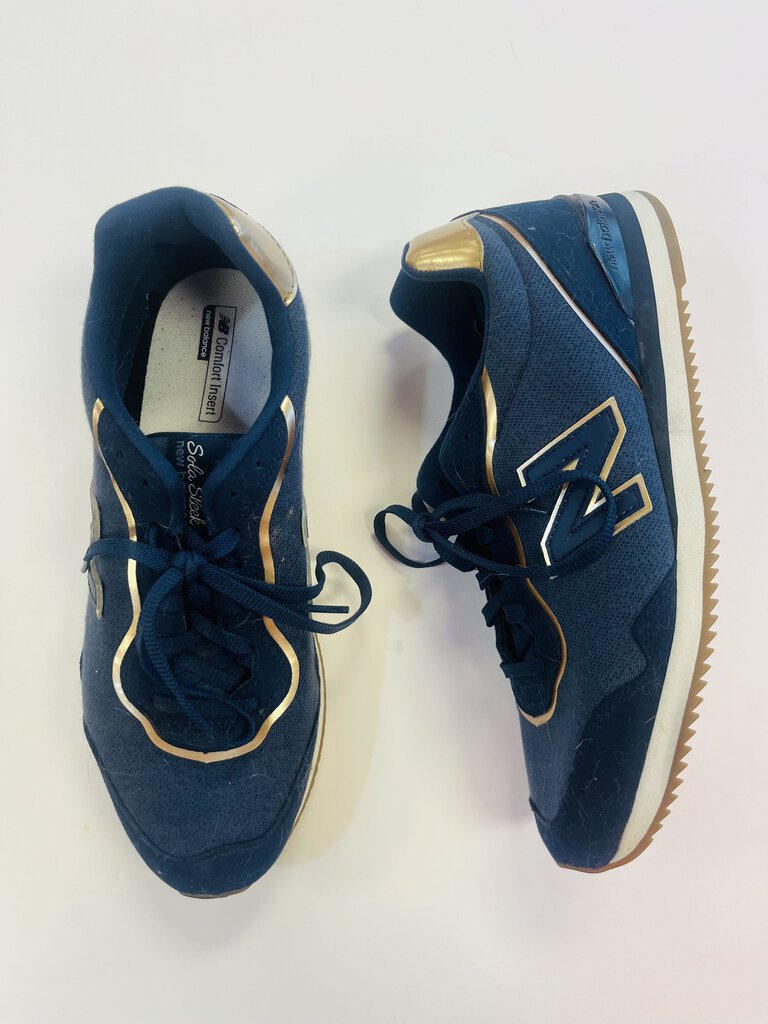 (9) New Balance Navy Sneaker Women's