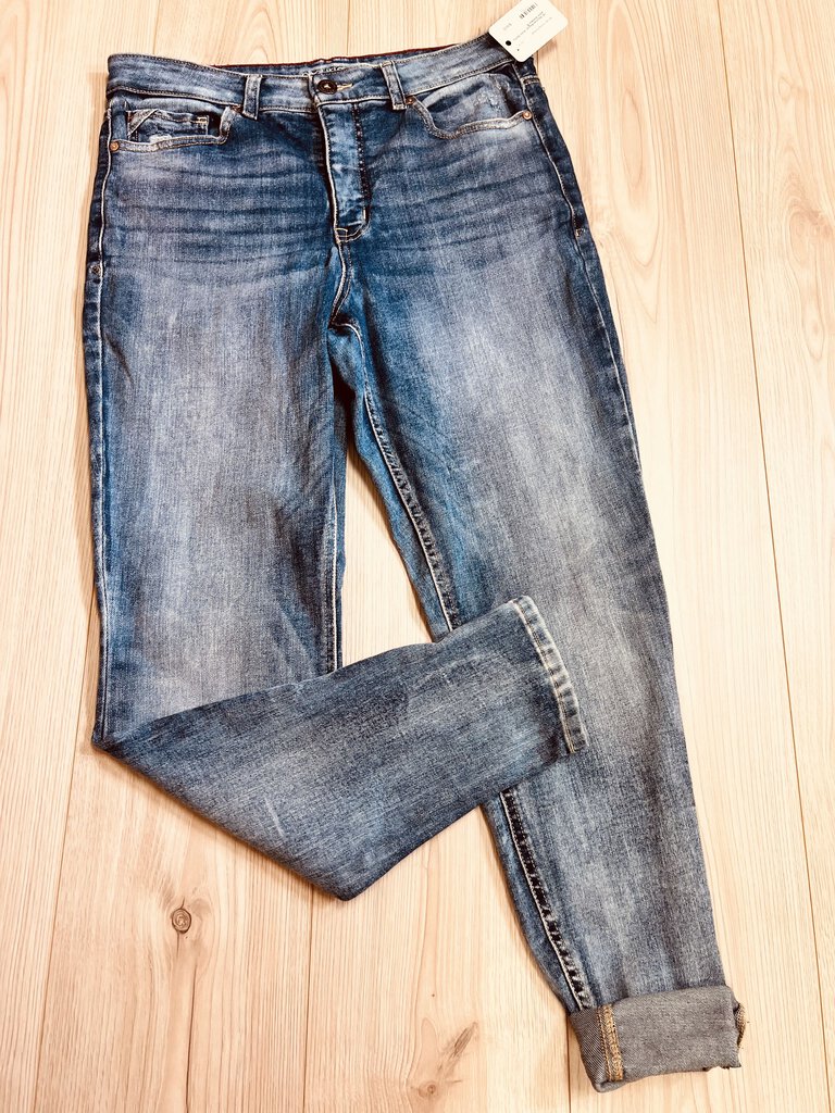 (16) Maurices Regular Wash Skinny Jeans Womens