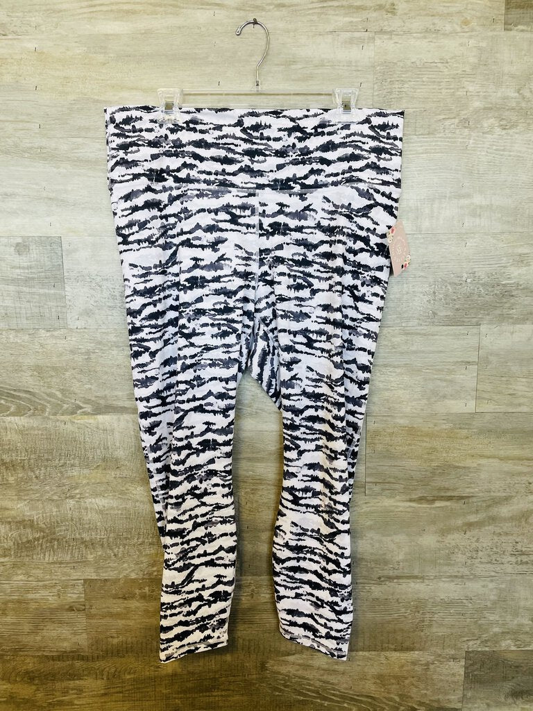 (18) Fabletics Black White Patterned Athletic Leggings Women's