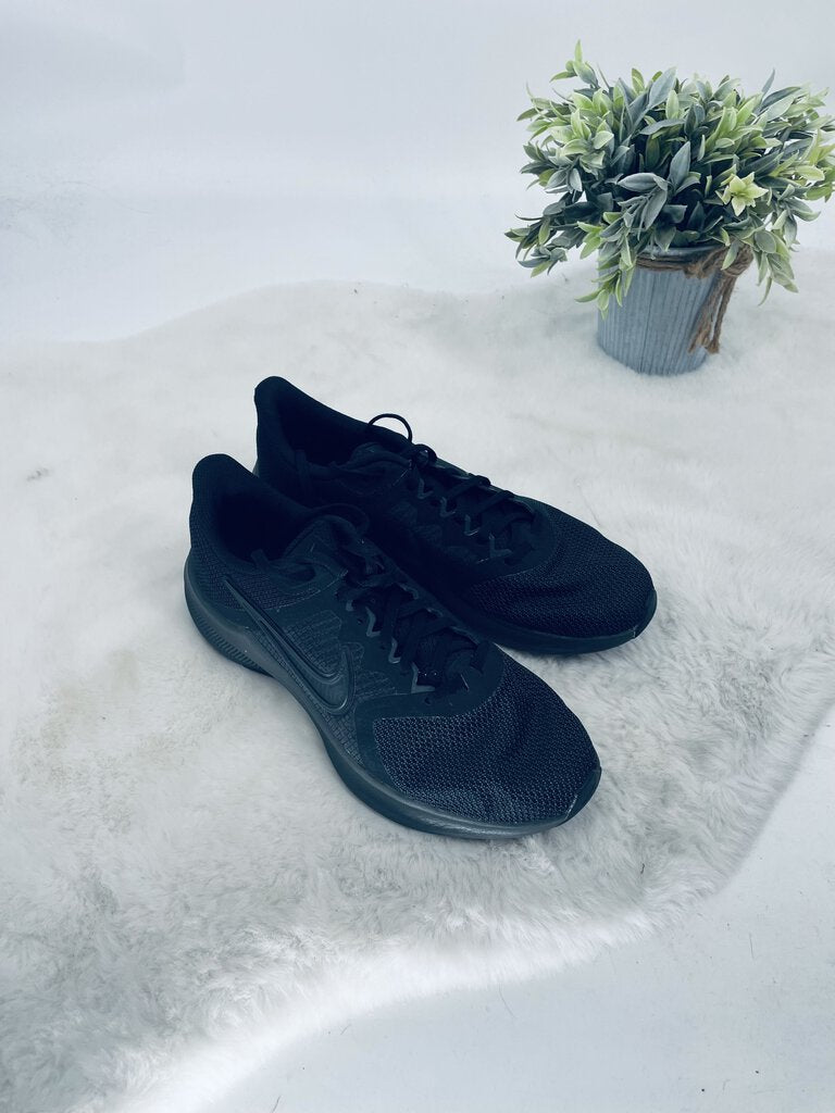 (9.5) Nike Black Sneakers Women's
