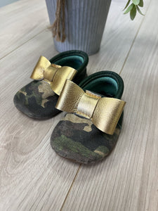(12M) Boutique Camo Gold Bow Slippers Girls