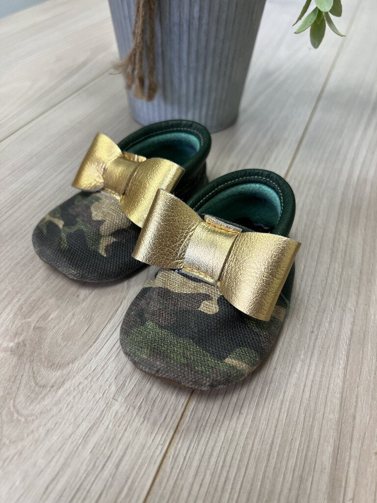 (12M) Boutique Camo Gold Bow Slippers Girls