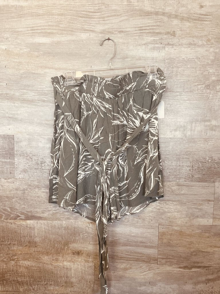 (2X) Zenobia Sage Palm Shorts Womens